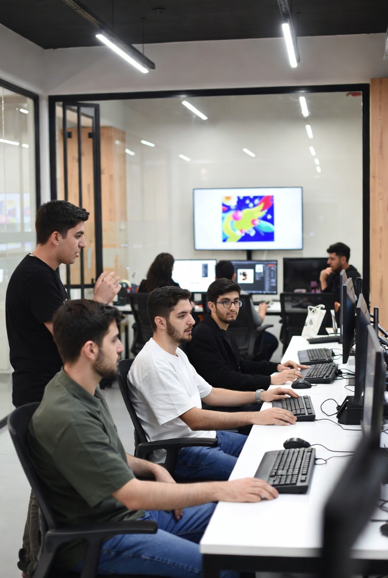 فريق DigitalEast في الاستوديو